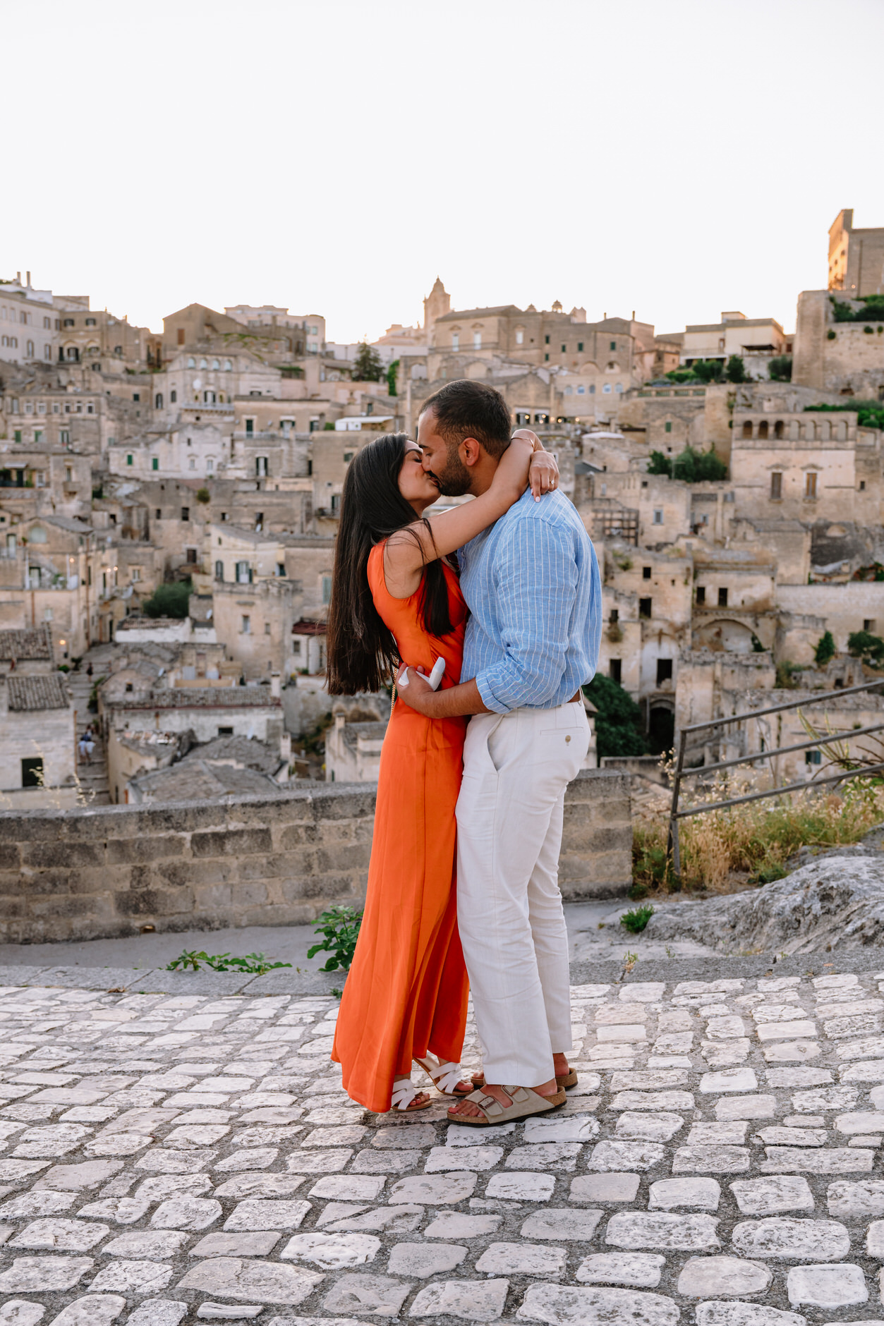 couple kissing in famous matera sassi